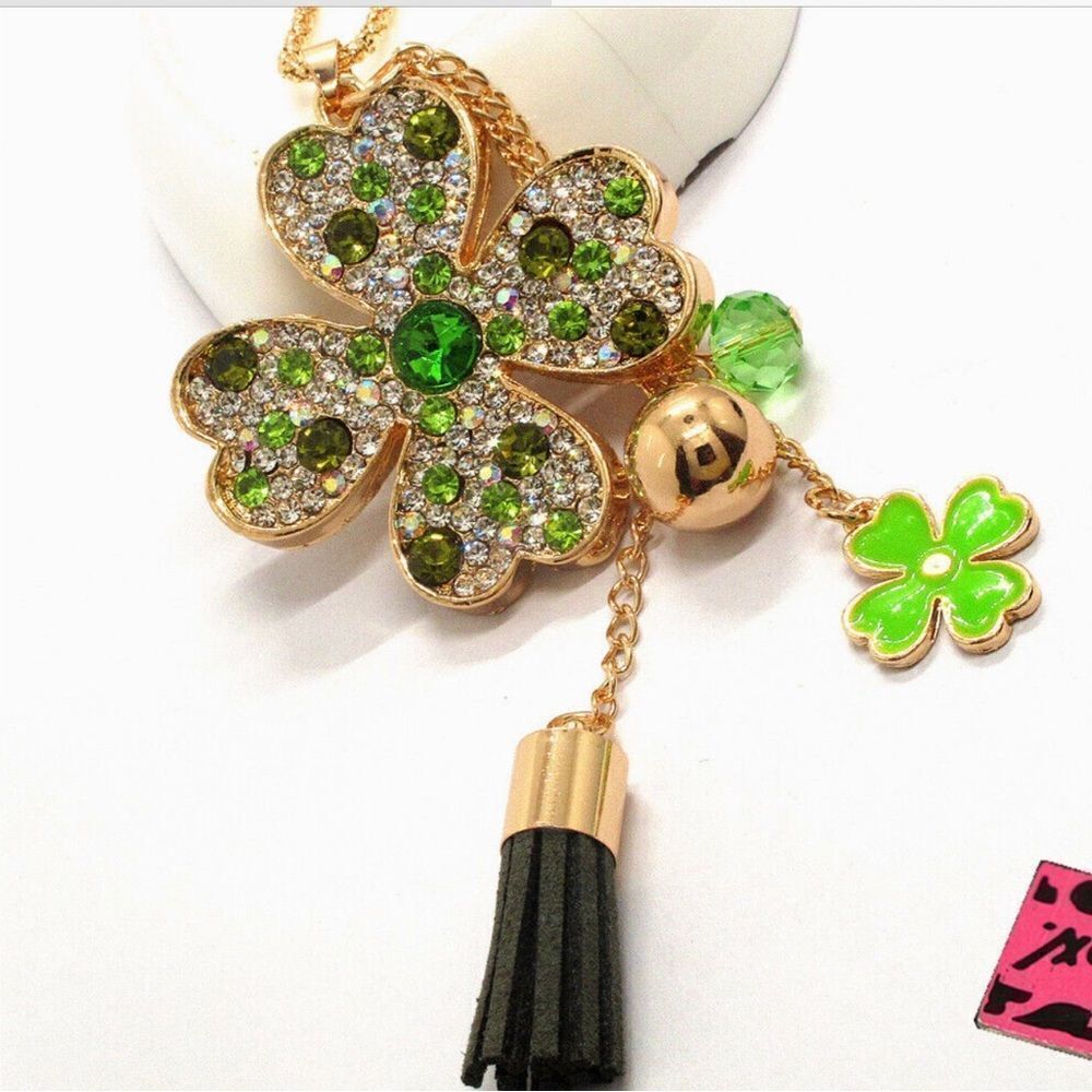 🍀 Betsey Johnson stunning crystal clover necklace 🍀 - Picture 2 of 5
